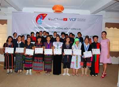 Ethnic minority girls and former Miss World Vietnam Duong Truong Thien Ly at the ceremony (Photo: Coutersy of VinaCapital) Ethnic minority girls and former Miss World Vietnam Duong Truong Thien Ly at the ceremony (Photo: Coutersy of VinaCapital)