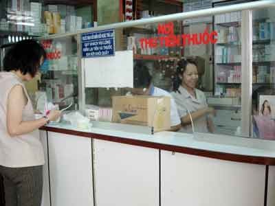 A patient is buying drugs at a hospital pharmacy. Increased drug prices cause public concern, especially those suffer chronic diseases (Photo: Quan Vu) A patient is buying drugs at a hospital pharmacy. Increased drug prices cause public concern, especially those suffer chronic diseases (Photo: Quan Vu)