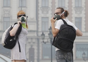 Moscovites wear gas masks to protect themself from the forest fire smog in Moscow on August 8, 2010. AFP Moscovites wear gas masks to protect themself from the forest fire smog in Moscow on August 8, 2010. AFP