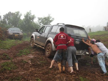 Volunteers take car got bogged down on the muddy road. (Photo; Sggp) Volunteers take car got bogged down on the muddy road. (Photo; Sggp)