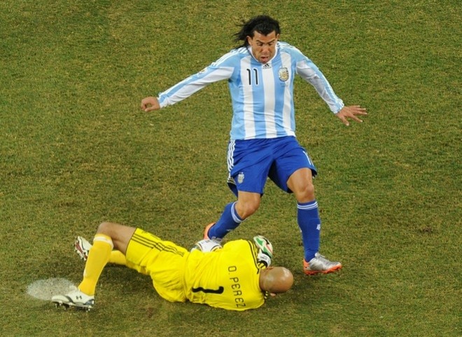 (AFP file) Tevez (R) plays for Argentina during the 2010 World Cup in South Africa (AFP file) Tevez (R) plays for Argentina during the 2010 World Cup in South Africa