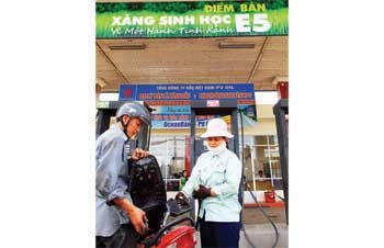 A customer fills E5 at Hoang Nguyen gasoline station in Thu Duc District, HCMC (Photo: SGGP) A customer fills E5 at Hoang Nguyen gasoline station in Thu Duc District, HCMC (Photo: SGGP)