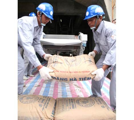 Workers package cement at a factory of Ha Tien Cement Company (Photo: SGGP) Workers package cement at a factory of Ha Tien Cement Company (Photo: SGGP)