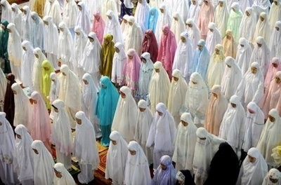 Indonesian women pray during the first night of Ramadan in Jakarta. Indonesian women pray during the first night of Ramadan in Jakarta.