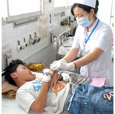 A student is treated at the Pediatric Hospital No.1. He will be reimbursed for hospital expenditure after leaving the hospital (Photo: SGGP) A student is treated at the Pediatric Hospital No.1. He will be reimbursed for hospital expenditure after leaving the hospital (Photo: SGGP)