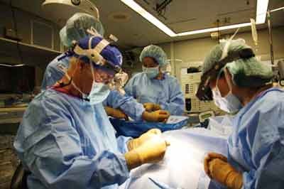 Eye experts of the Flying Hospital are conducting the first surgery (Photo: Courtesy of Orbis Vietnam) Eye experts of the Flying Hospital are conducting the first surgery (Photo: Courtesy of Orbis Vietnam)