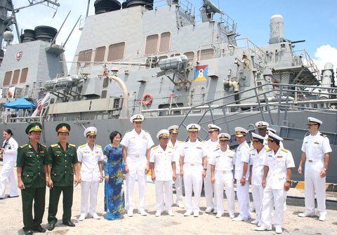 Naval officers of the two countries at Tien Sa Port Naval officers of the two countries at Tien Sa Port