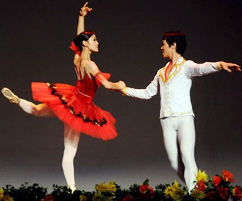 Dancers Hanayo Tukuyama and Pham Bao Trung (R) perform in the ballet "Don Quixote" (Photo: Sggp) Dancers Hanayo Tukuyama and Pham Bao Trung (R) perform in the ballet "Don Quixote" (Photo: Sggp)