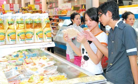 Shoppers check out locally made food at a supermarket in Ho Chi Minh City (Photo: SGGP) Shoppers check out locally made food at a supermarket in Ho Chi Minh City (Photo: SGGP)
