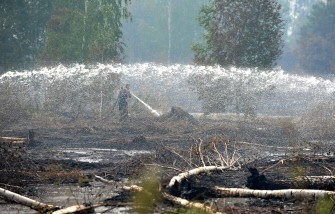 Russian firefighters spray water on a blaze some 155 km south of Moscow in Shatura on August 13, 2010. AFP Russian firefighters spray water on a blaze some 155 km south of Moscow in Shatura on August 13, 2010. AFP