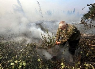 A Russian man attempts to put out a blaze some 155 kms south of Moscow in Shatura on August 13. A Russian man attempts to put out a blaze some 155 kms south of Moscow in Shatura on August 13.