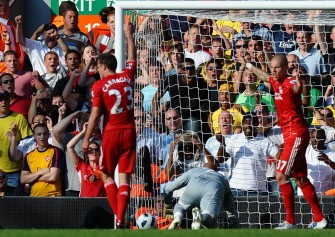 Liverpool goalkeeper Pepe Reina (c) fumbles the ball into his own goal for Arsenal to score an equalising goal during their English Premier League football match at Anfield in Liverpool, on August 15, 2010. AFP Liverpool goalkeeper Pepe Reina (c) fumbles the ball into his own goal for Arsenal to score an equalising goal during their English Premier League football match at Anfield in Liverpool, on August 15, 2010. AFP