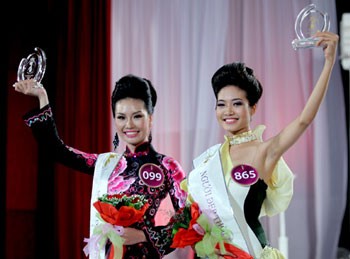 Thuy Linh (L) and Hoang Ngan Thuy Linh (L) and Hoang Ngan