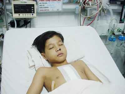 The kid in intensive room in the Children Hospital No.1 after the surgery (Photo: SGGP) The kid in intensive room in the Children Hospital No.1 after the surgery (Photo: SGGP)
