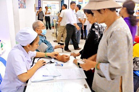 A nurse receives patients with health insurance cards at the Hoan My General Hospital, one of the biggest private hospitals in HCMC (Photo: SGGP) A nurse receives patients with health insurance cards at the Hoan My General Hospital, one of the biggest private hospitals in HCMC (Photo: SGGP)