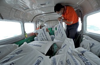 A picture taken on July 28, 2010 shows Thai Agricultural officials seeding chemicals in the sky during a rainmaking operation on the outskirts of the Hua Hin resort. A picture taken on July 28, 2010 shows Thai Agricultural officials seeding chemicals in the sky during a rainmaking operation on the outskirts of the Hua Hin resort.