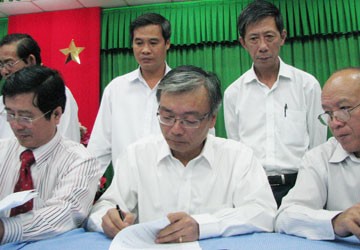 Representatives of Vedan Vietnam and Ho Chi Minh City sign the compensation agreement on August 13. (Photo:phapluat.vn) Representatives of Vedan Vietnam and Ho Chi Minh City sign the compensation agreement on August 13. (Photo:phapluat.vn)