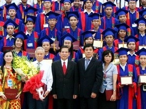 State President and excellent students (Photo: VietnamPlus) State President and excellent students (Photo: VietnamPlus)