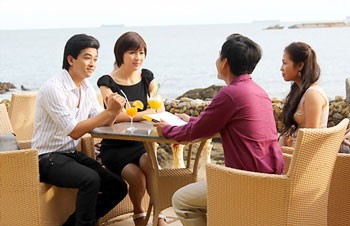 A scene in the TV serial titled Mau cua tinh yeu (Color of love). A scene in the TV serial titled Mau cua tinh yeu (Color of love).