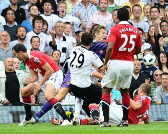 Simon Davies (C) scores past Manchester United's Antonio Valencia (R), Goalkeeper Edwin Van Der Sar (C) and John O'Shea (L). AFP Simon Davies (C) scores past Manchester United's Antonio Valencia (R), Goalkeeper Edwin Van Der Sar (C) and John O'Shea (L). AFP