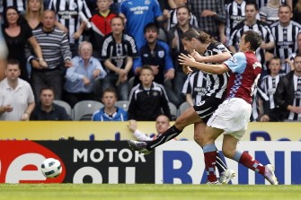Andy Carroll (L) scores his 3rd goal against Aston Villa's on August 22, 2010. AFP Andy Carroll (L) scores his 3rd goal against Aston Villa's on August 22, 2010. AFP