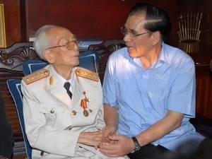 Party General Secretary Nong Duc Manh (R) visits and congratulates General Vo Nguyen Giap last August in Hanoi Party General Secretary Nong Duc Manh (R) visits and congratulates General Vo Nguyen Giap last August in Hanoi