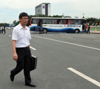 An unidentified Hong Kong police officer walks past the tourist bus after inspecting the site in Manila on August 24, 2010, a day after the bloody assault. AFP An unidentified Hong Kong police officer walks past the tourist bus after inspecting the site in Manila on August 24, 2010, a day after the bloody assault. AFP