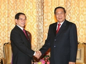 Lao President Chummaly Sayasone (R) greets his visiting Vietnamese counterpart Nguyen Minh Triet in the Lao capital of Vientiane on August 24, 2010 (Photo: Vietnam News Agency) Lao President Chummaly Sayasone (R) greets his visiting Vietnamese counterpart Nguyen Minh Triet in the Lao capital of Vientiane on August 24, 2010 (Photo: Vietnam News Agency)