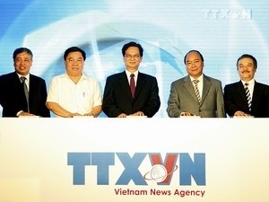 Prime Minister Nguyen Tan Dung (C) takes part in the launch of the Vietnam News Agency's TV channel. (Photo: Vietnamplus) Prime Minister Nguyen Tan Dung (C) takes part in the launch of the Vietnam News Agency's TV channel. (Photo: Vietnamplus)