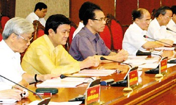 Party General Secretary Nong Duc Manh (in violet shirt ) chairs a working session, to discuss army preparations for its Party Congress for the 2010-15 term, on August 26 (Photo: VNA) Party General Secretary Nong Duc Manh (in violet shirt ) chairs a working session, to discuss army preparations for its Party Congress for the 2010-15 term, on August 26 (Photo: VNA)