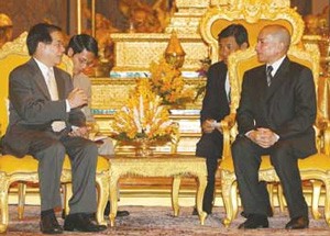 Vietnamese President Nguyen Minh Triet (L) meets Cambodian King Norodom Sihamoni on August 27, 2010 in Phnom Penh, Cambodia. (Photo: Vietnam News) Vietnamese President Nguyen Minh Triet (L) meets Cambodian King Norodom Sihamoni on August 27, 2010 in Phnom Penh, Cambodia. (Photo: Vietnam News)