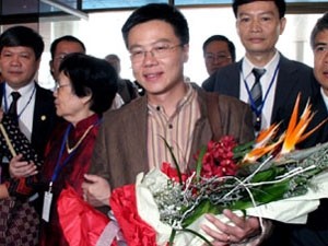 Professor Ngo Bao Chau holds flowers presented by the general public at Noi Bai Airport, Hanoi on August 28, 2010 (Photo: Vietnam+) Professor Ngo Bao Chau holds flowers presented by the general public at Noi Bai Airport, Hanoi on August 28, 2010 (Photo: Vietnam+)