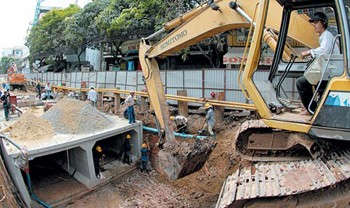 Uncompleted construction of drainage projects is said to have worsened long-lasting flooding in HCM City (Photo: SGGP) Uncompleted construction of drainage projects is said to have worsened long-lasting flooding in HCM City (Photo: SGGP)