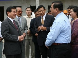 Vietnamese President Nguyen Minh Triet (1st, L) during his August 28 visit to Kampong Chhnang Province, Cambodia (Photo: Vietnam News Agency) Vietnamese President Nguyen Minh Triet (1st, L) during his August 28 visit to Kampong Chhnang Province, Cambodia (Photo: Vietnam News Agency)