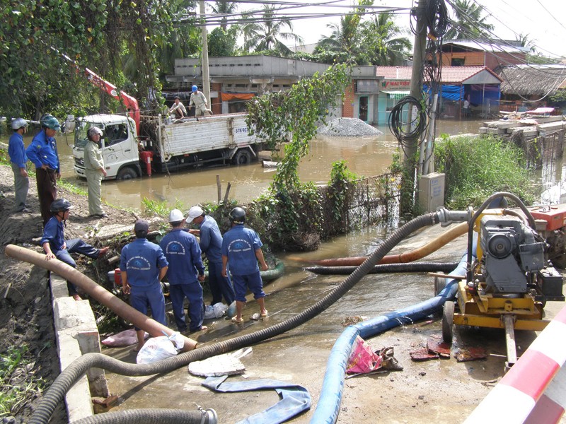 Municipal workers pump water out of the flooded Duc Nho bridge area in Thu Duc District. (Photo:SGGP) Municipal workers pump water out of the flooded Duc Nho bridge area in Thu Duc District. (Photo:SGGP)