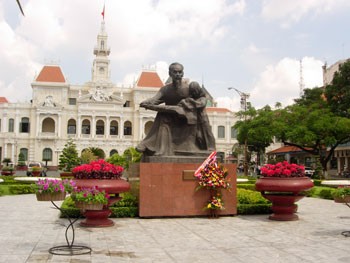 Uncle Ho's Statute in front of the HCM City People's Committee heaquarters is one of the destinations attracting many foreign visitors. (Photo: Khuong An) Uncle Ho's Statute in front of the HCM City People's Committee heaquarters is one of the destinations attracting many foreign visitors. (Photo: Khuong An)