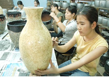 Workers decorate ceramic flower vases for export to Australia at Lac Phuong Nam ceramic factory. (Photo: Duc Thanh) Workers decorate ceramic flower vases for export to Australia at Lac Phuong Nam ceramic factory. (Photo: Duc Thanh)