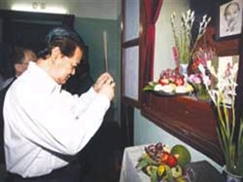 Prime Minister Nguyen Tan Dung burns incense to honor late President Ho Chi Minh on August 28 (Photo: VNA) Prime Minister Nguyen Tan Dung burns incense to honor late President Ho Chi Minh on August 28 (Photo: VNA)