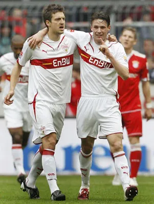 Cặp tiền vệ Christian Traesch (trái) và Zdravko Kuzmanovic của Stuttgart. Cặp tiền vệ Christian Traesch (trái) và Zdravko Kuzmanovic của Stuttgart.