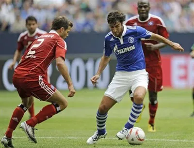 Raul (phải) thi đấu khá ấn tượng trong trận ra mắt Schalke. Raul (phải) thi đấu khá ấn tượng trong trận ra mắt Schalke.