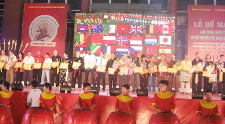 Ban tổ chức tặng Kỷ niệm chương, hoa và cờ lưu niệm cho các đoàn tham dự liên hoan Ban tổ chức tặng Kỷ niệm chương, hoa và cờ lưu niệm cho các đoàn tham dự liên hoan