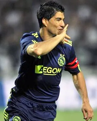 Ajax lách qua khe cửa hẹp
