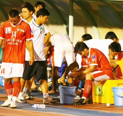 PetroVietnam Gas V - League 2010: Suất rớt hạng chưa có chủ