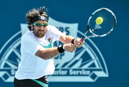 Janko Tipsarevic đã khoét vào điểm yếu thể lực của Querrey Janko Tipsarevic đã khoét vào điểm yếu thể lực của Querrey