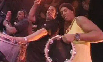 Ronaldinho (phải) chơi nhạc