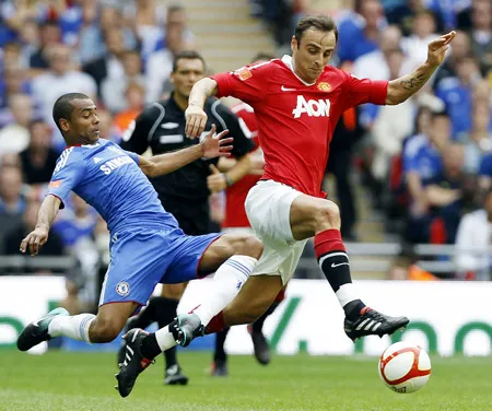 Dimitar Berbatov (phải) vượt qua Ashley Cole của Chelsea. Ảnh: AFP. Dimitar Berbatov (phải) vượt qua Ashley Cole của Chelsea. Ảnh: AFP.