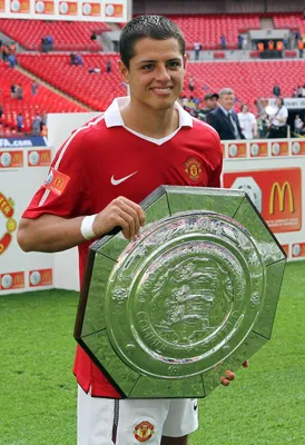 Tiền đạo trẻ Hernandez và chiếc Cúp Community Shield Tiền đạo trẻ Hernandez và chiếc Cúp Community Shield