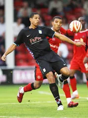 Hậu vệ Curtis Davies của Aston Villa phá bóng trong một trận giao hữu tập huấn trước mùa giải. Hậu vệ Curtis Davies của Aston Villa phá bóng trong một trận giao hữu tập huấn trước mùa giải.