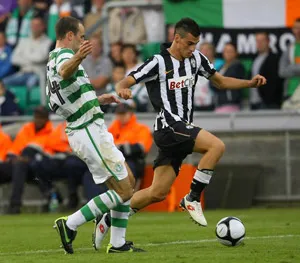 Trung vệ Leonardo Bonucci (phải, Juventus) tranh bóng trong trận gặp Shamrock Rover tại Europa League hồi tháng 7. Trung vệ Leonardo Bonucci (phải, Juventus) tranh bóng trong trận gặp Shamrock Rover tại Europa League hồi tháng 7.