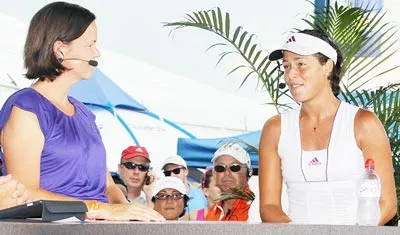 Ana Ivanovic (phải) trả lời phỏng vấn của Lindsay Davenport sau khi giành quyền lọt vào bán kết. Ana Ivanovic (phải) trả lời phỏng vấn của Lindsay Davenport sau khi giành quyền lọt vào bán kết.